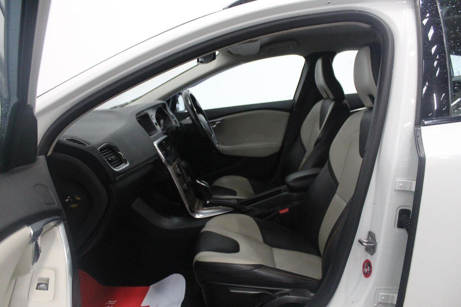 Used Volvo V40 2015 for sale - 77938019: Photo 51