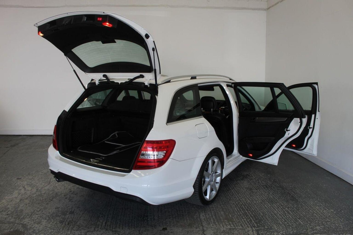 Used Mercedes-Benz C Class 2014 for sale - 76536749: Photo 26