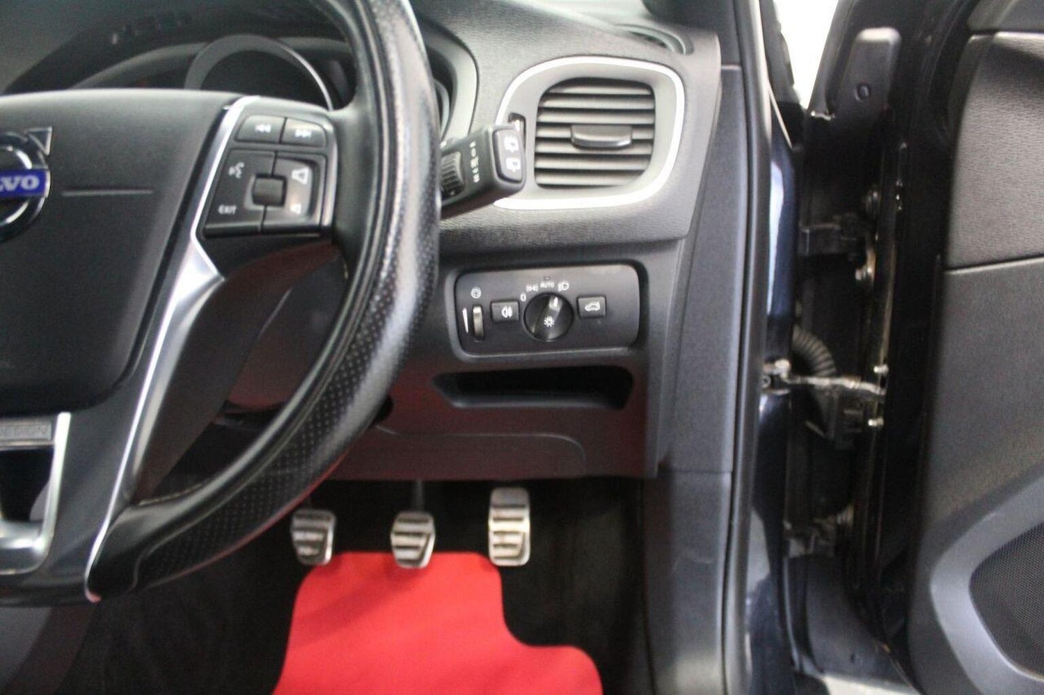 Used Volvo V40 2015 for sale - 76799297: Photo 46