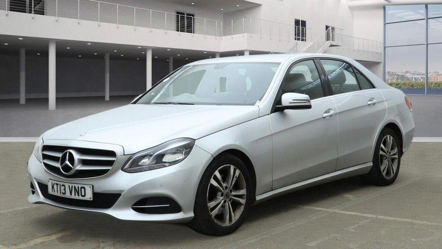 Used Mercedes-Benz E Class 2013 for sale - 76979559: Photo 2