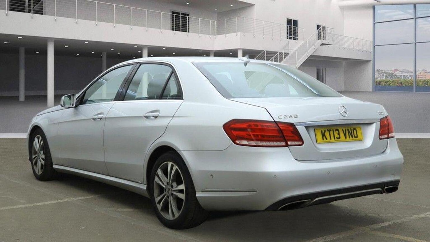 Used Mercedes-Benz E Class 2013 for sale - 76979559: Photo 4
