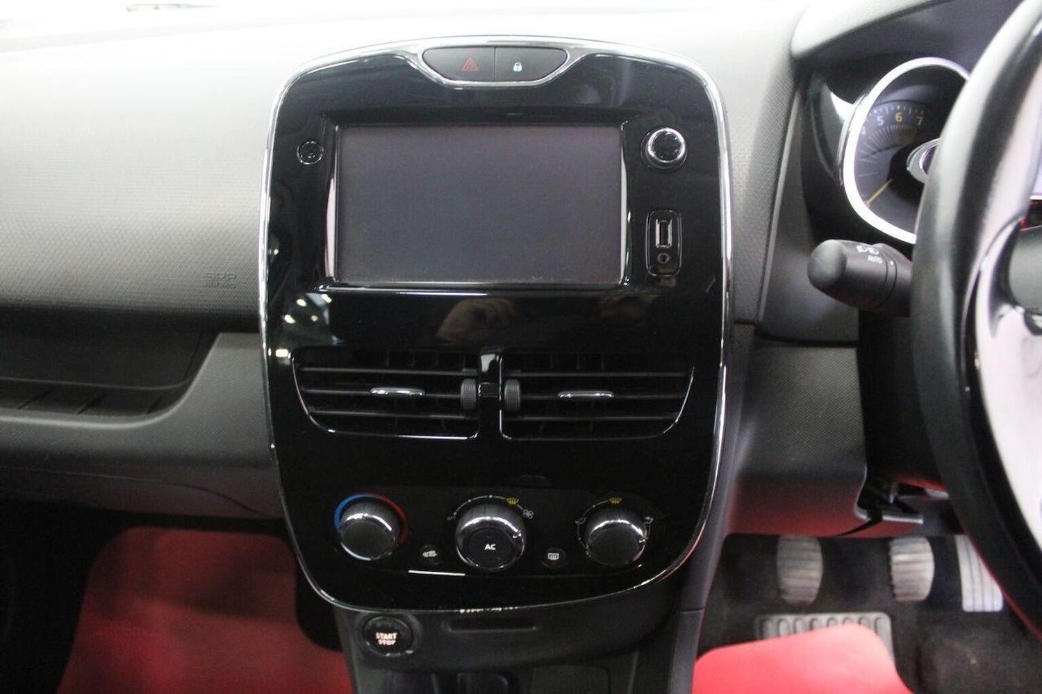 Used Renault Clio 2014 for sale - 76358214: Photo 30