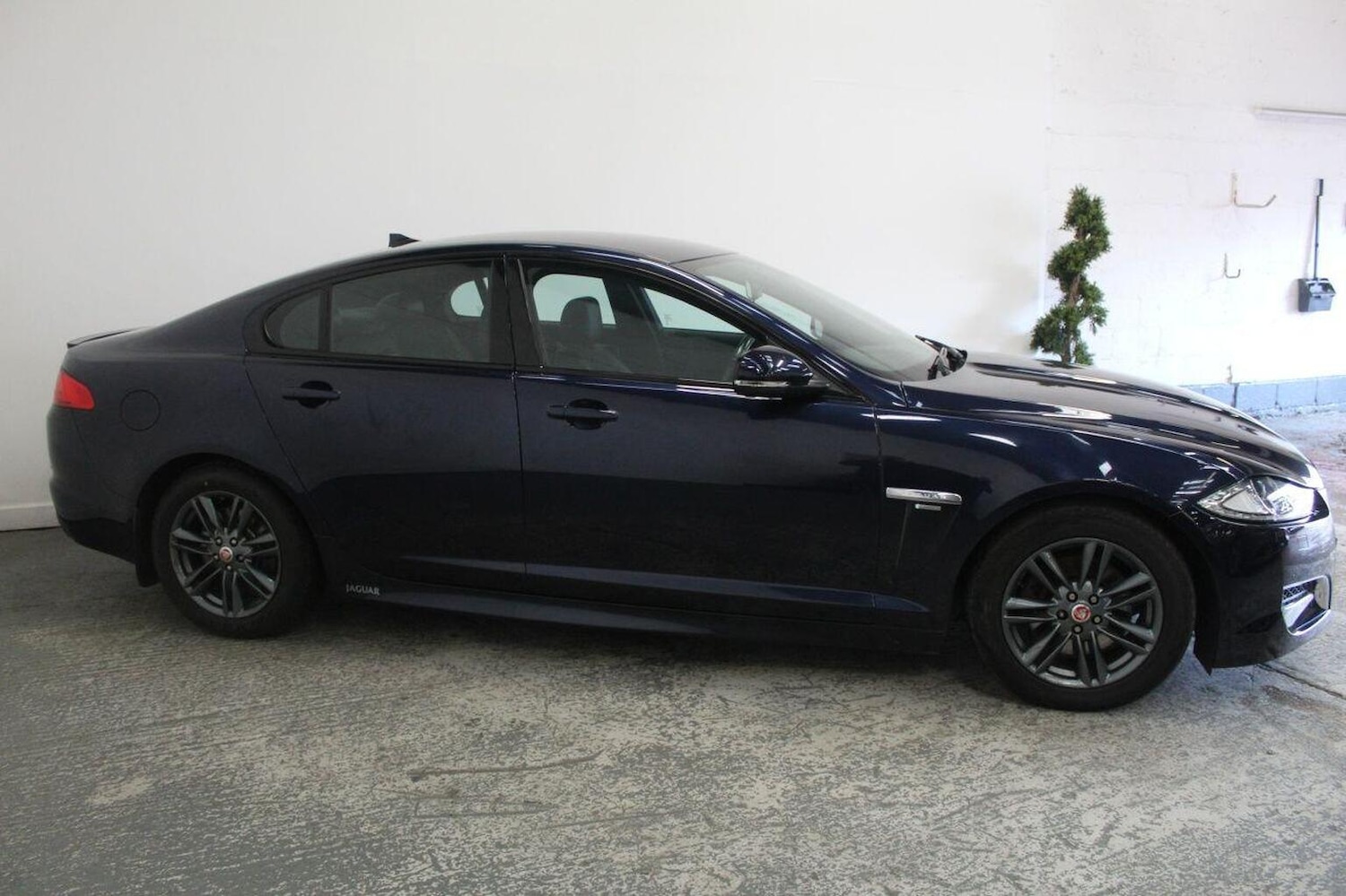 Used Jaguar XF 2015 for sale - 77937905: Photo 4