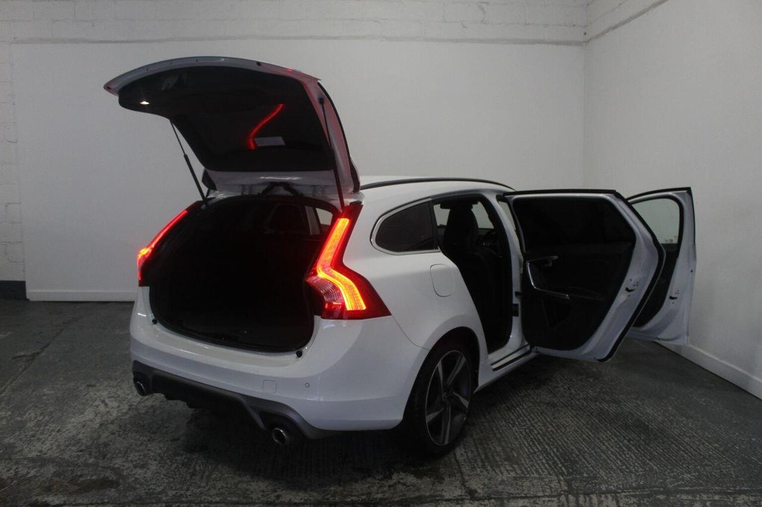 Used Volvo V60 2015 for sale - 76751844: Photo 21