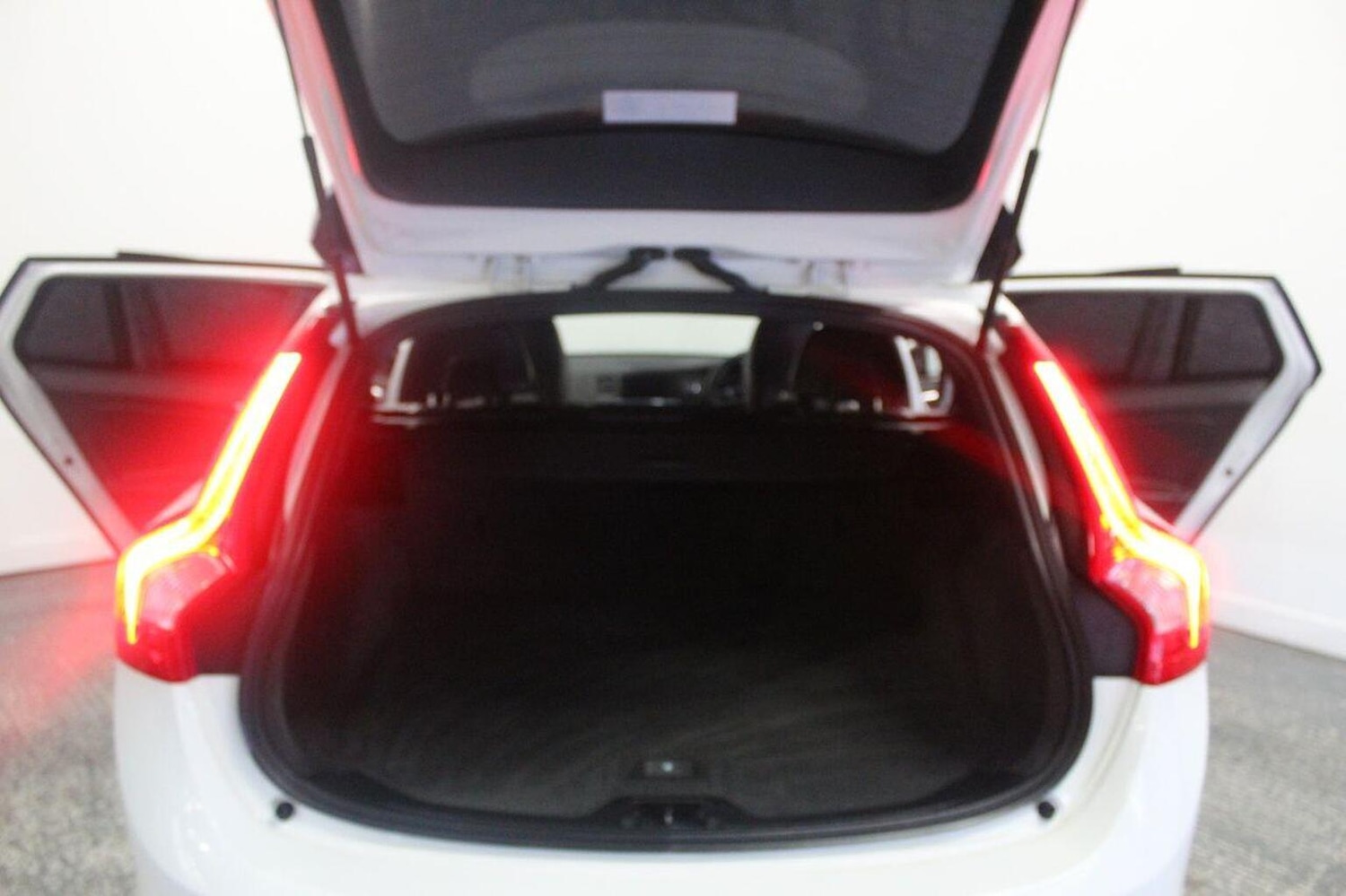 Used Volvo V60 2015 for sale - 76751844: Photo 23