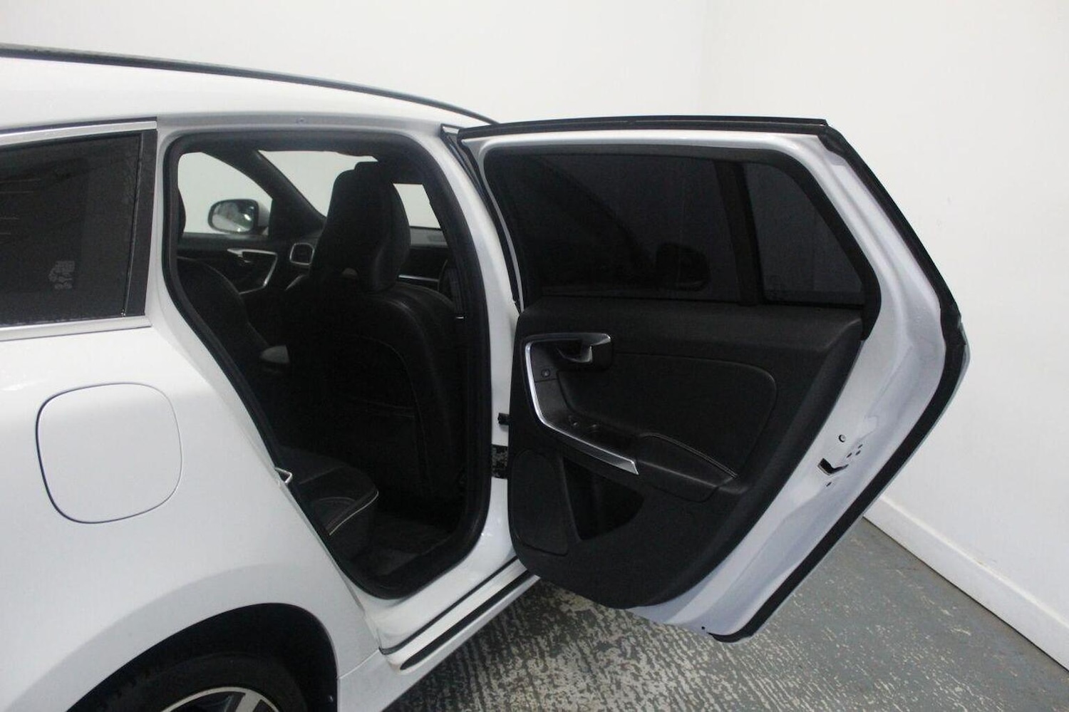 Used Volvo V60 2015 for sale - 76751844: Photo 25