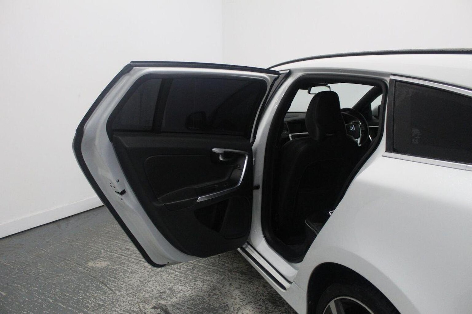 Used Volvo V60 2015 for sale - 76751844: Photo 27
