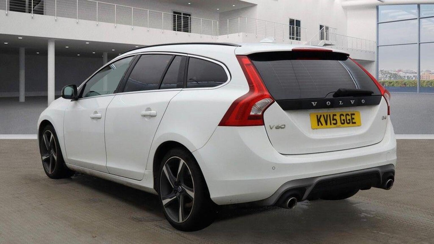 Used Volvo V60 2015 for sale - 76751844: Photo 4