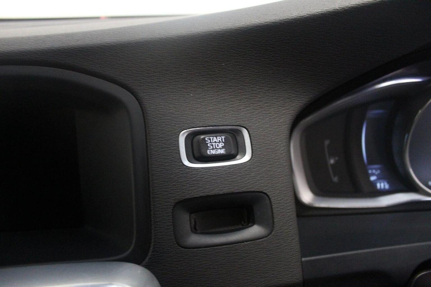 Used Volvo V60 2015 for sale - 76751844: Photo 43