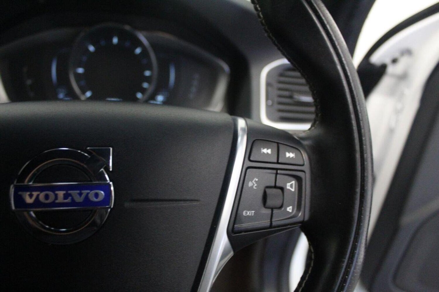 Used Volvo V60 2015 for sale - 76751844: Photo 46