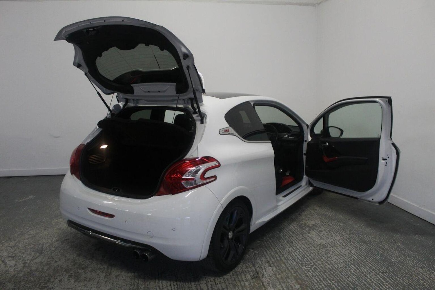 Used Peugeot 208 2014 for sale - 77189261: Photo 24