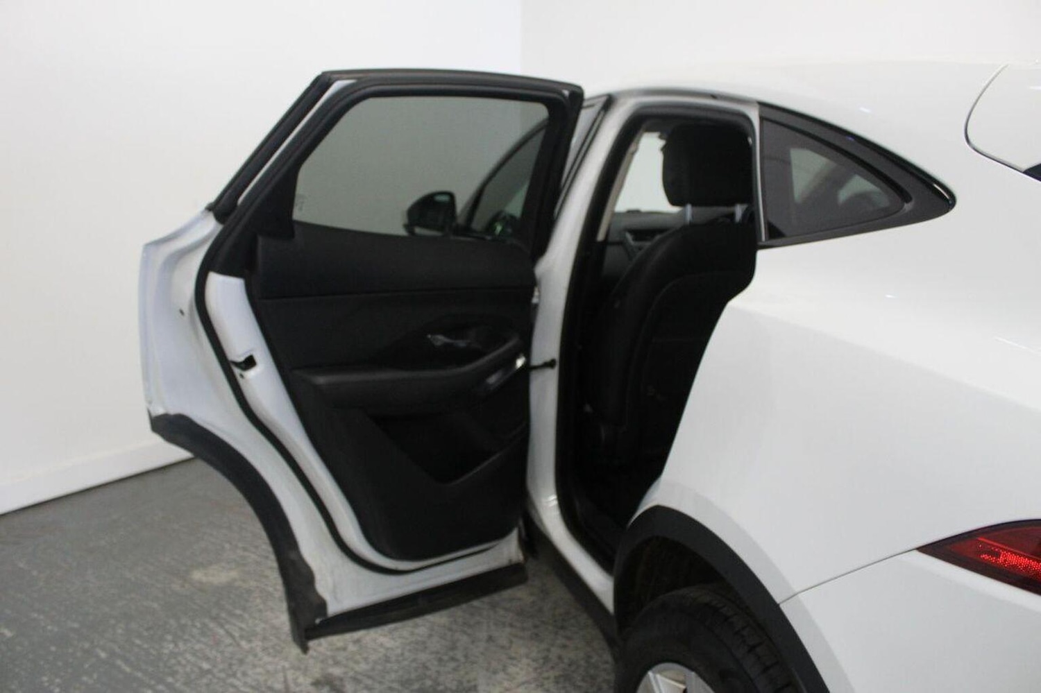 Used Jaguar E-Pace 2019 for sale - 76725596: Photo 28