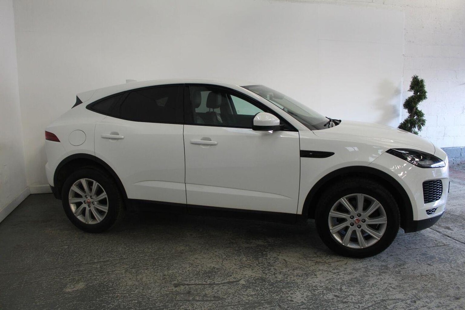 Used Jaguar E-Pace 2019 for sale - 76725596: Photo 4