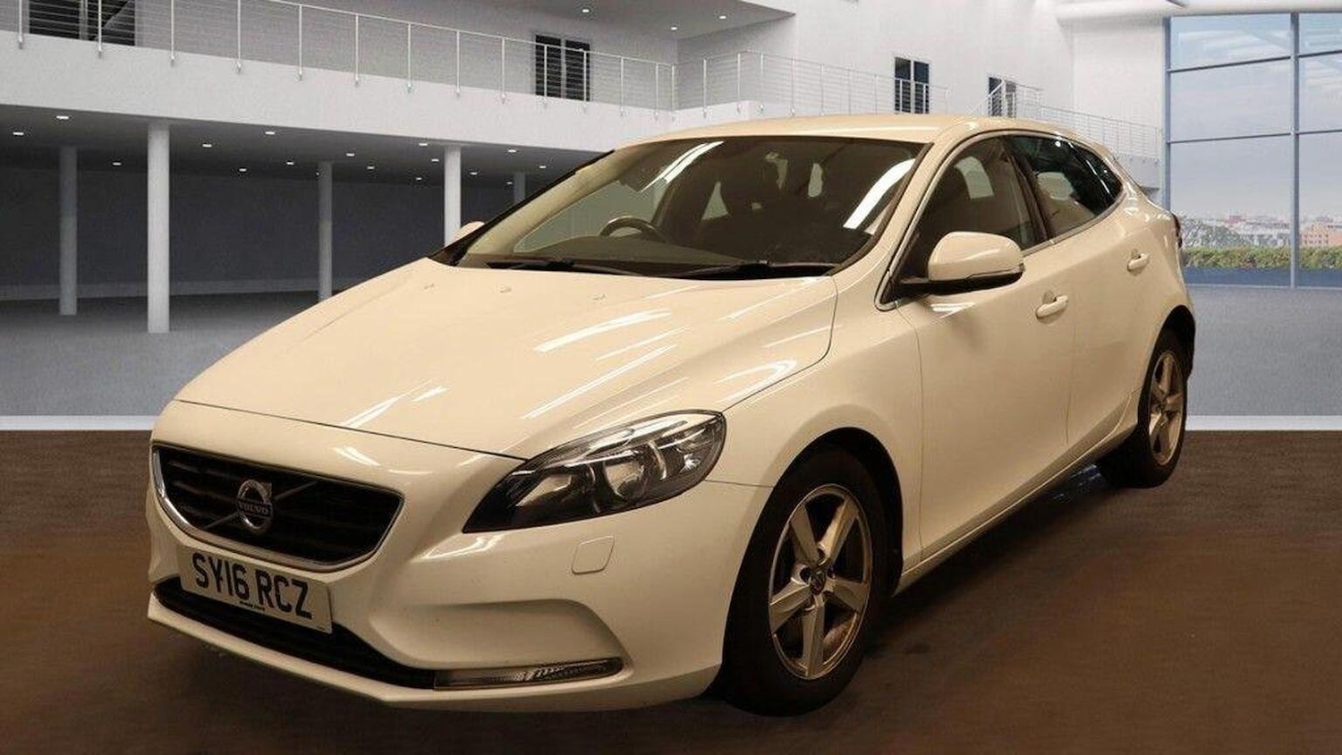 Used Volvo V40 2016 for sale - 76005603: Photo 2