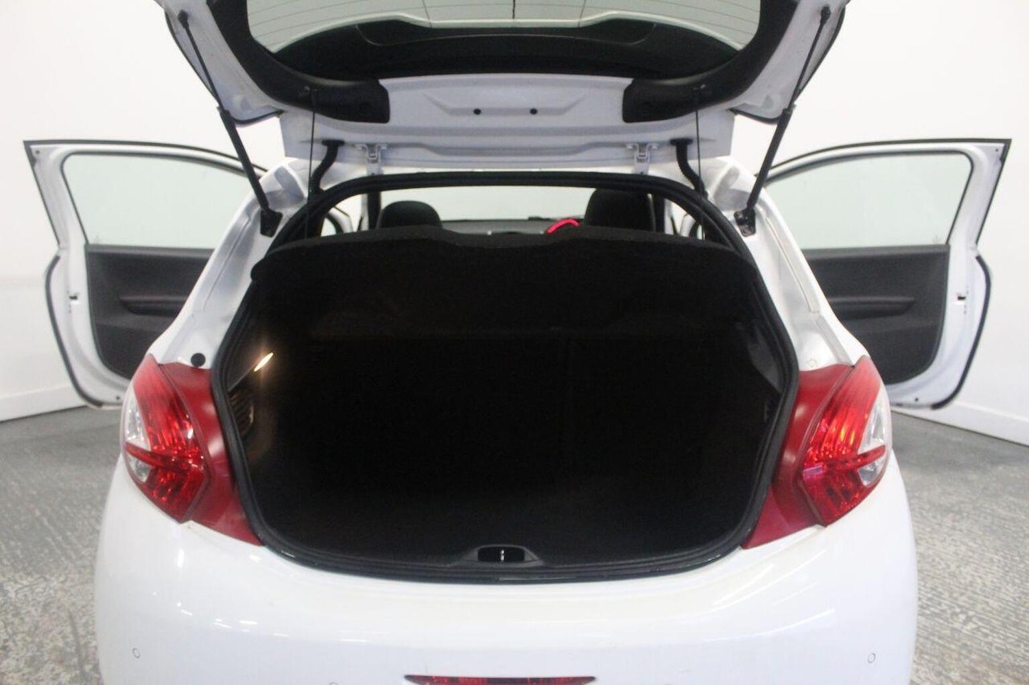 Used Peugeot 208 2014 for sale - 77954071: Photo 26