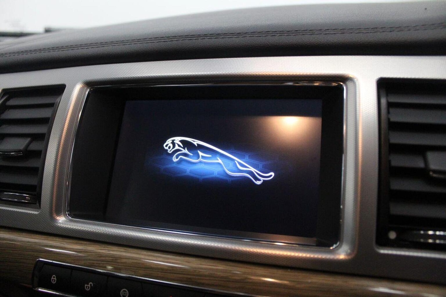 Used Jaguar XF 2014 for sale - 76268529: Photo 35