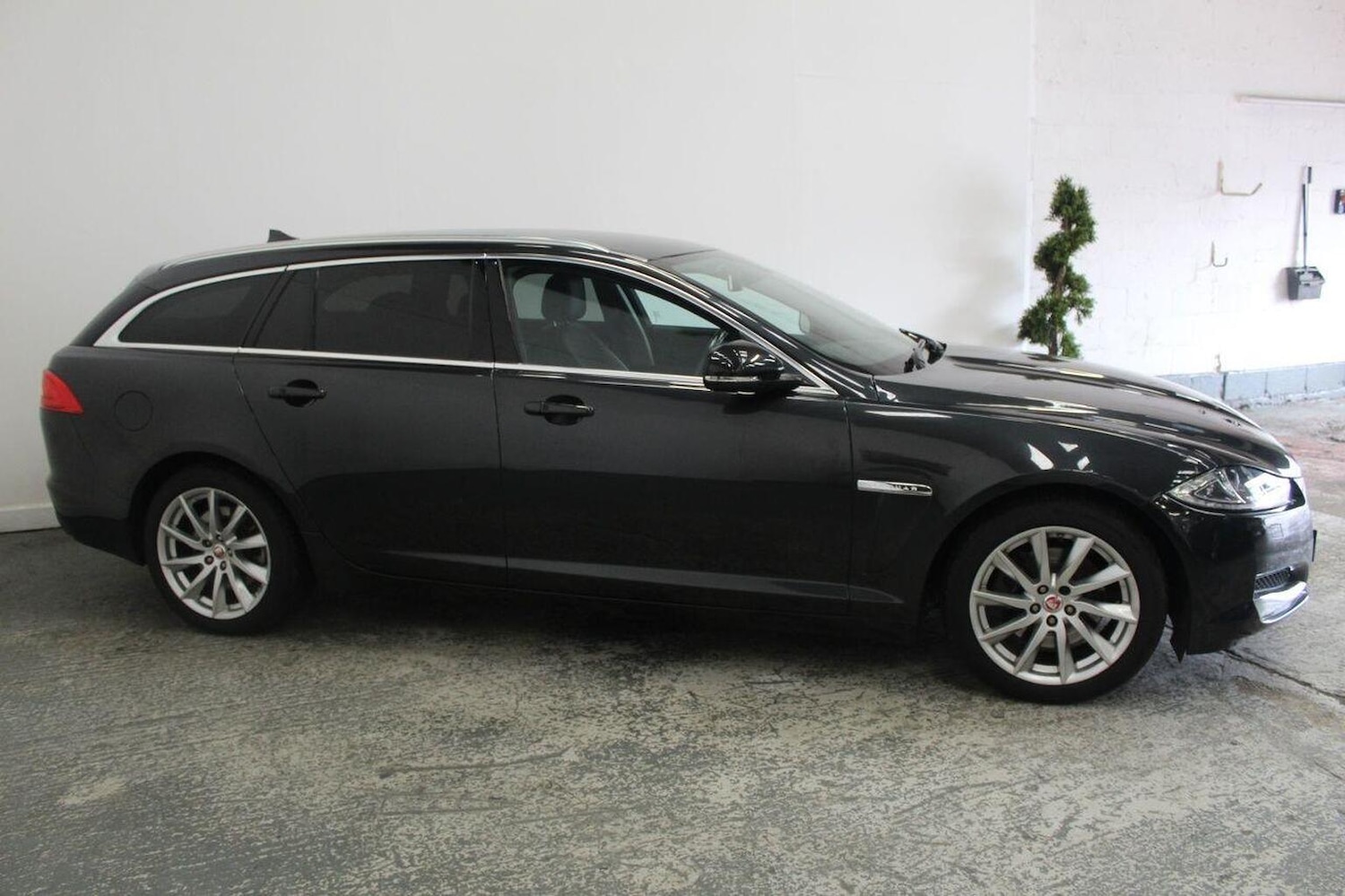 Used Jaguar XF 2014 for sale - 76268529: Photo 4