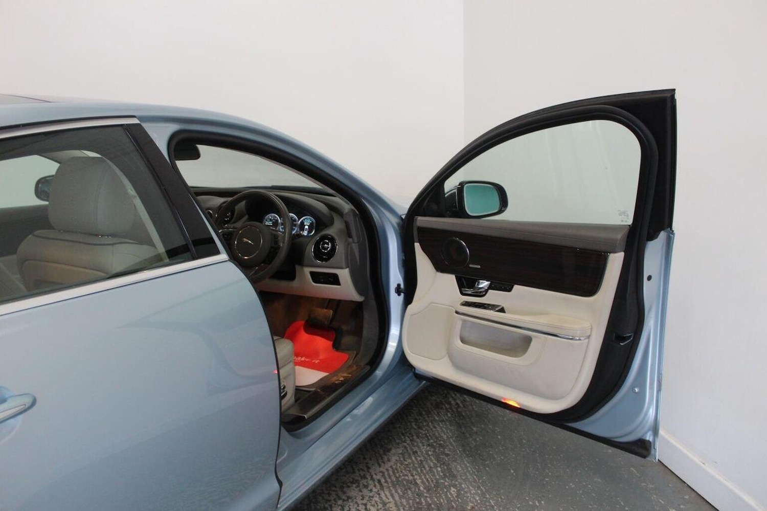 Used Jaguar XJ 2011 for sale - 75938380: Photo 25