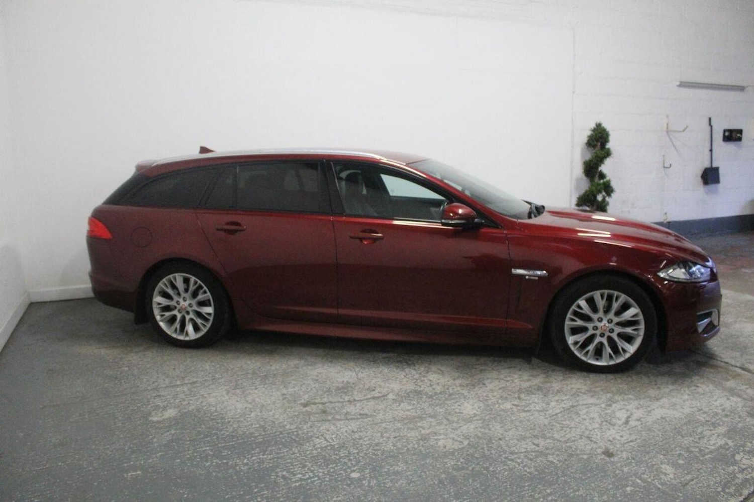 Used Jaguar XF 2014 for sale - 77937825: Photo 4