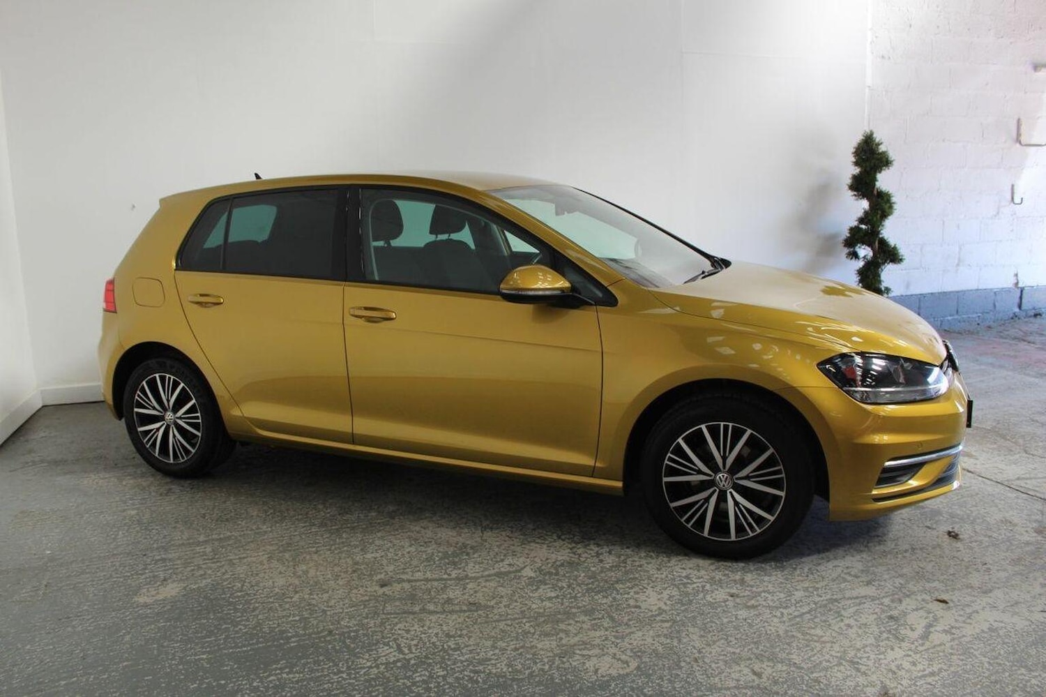 Used Volkswagen Golf 2017 for sale - 77020605: Photo 4