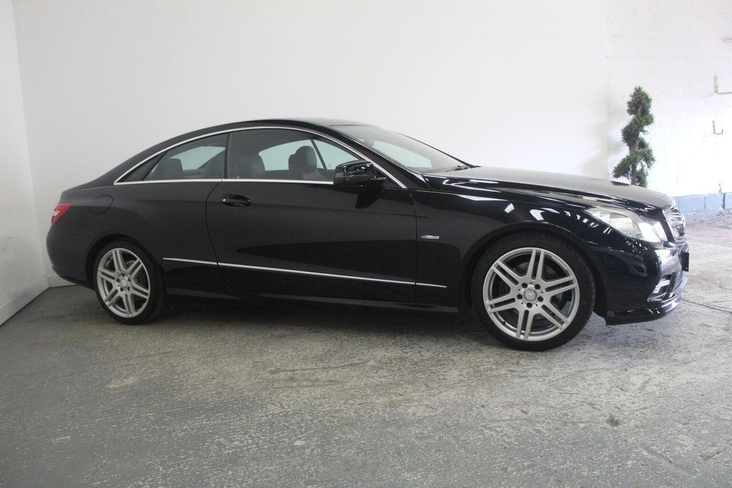 Used Mercedes-Benz E Class 2011 for sale - 77937944: Photo 4