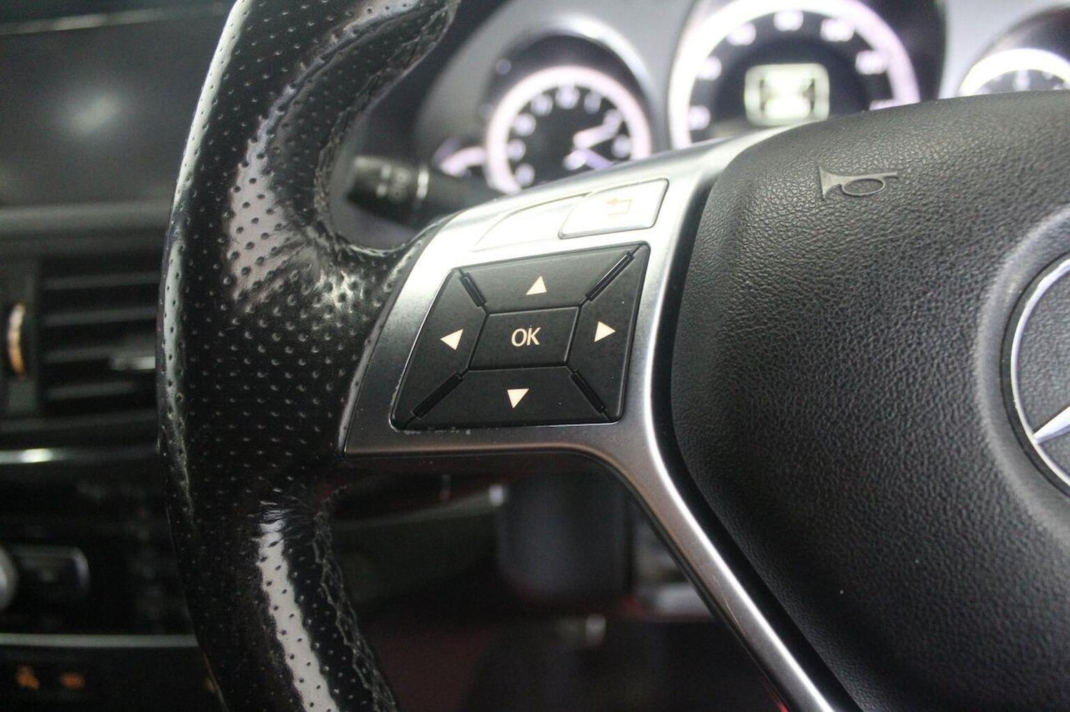 Used Mercedes-Benz E Class 2011 for sale - 77937944: Photo 45