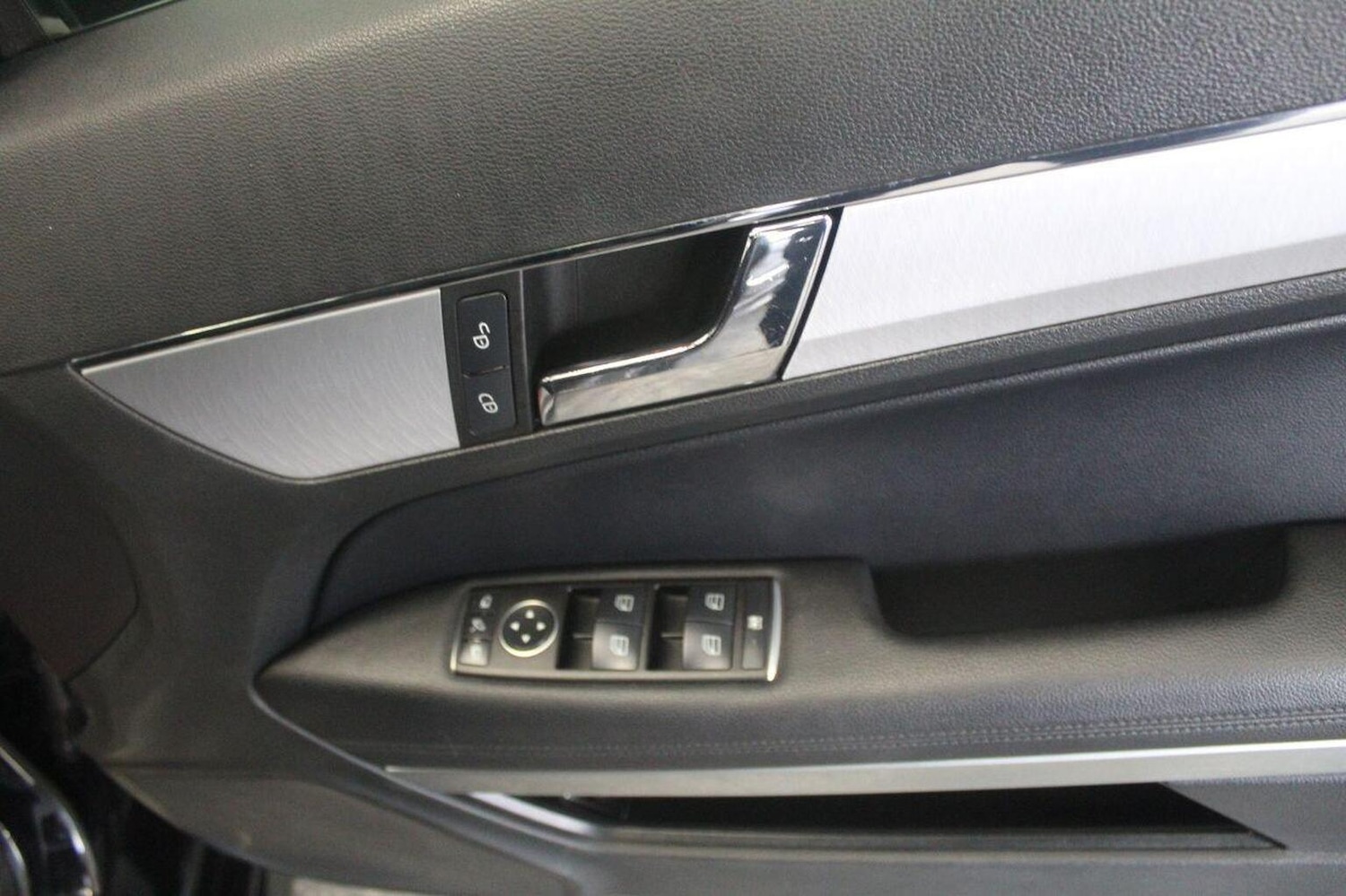 Used Mercedes-Benz E Class 2011 for sale - 77937944: Photo 48