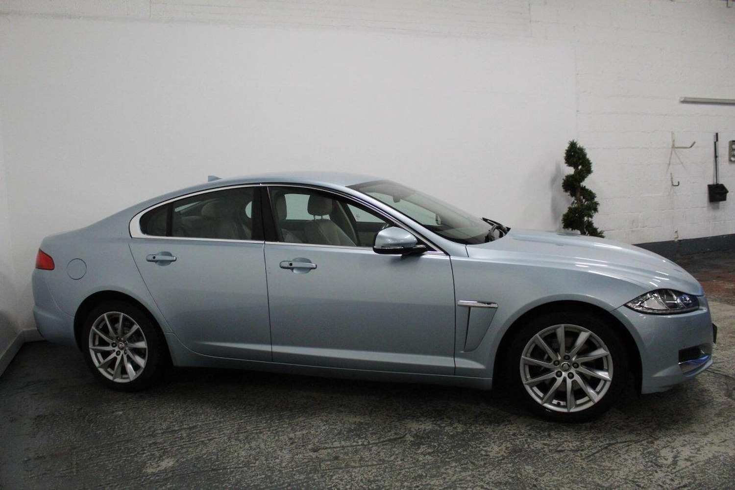 Used Jaguar XF 2013 for sale - 76521054: Photo 4