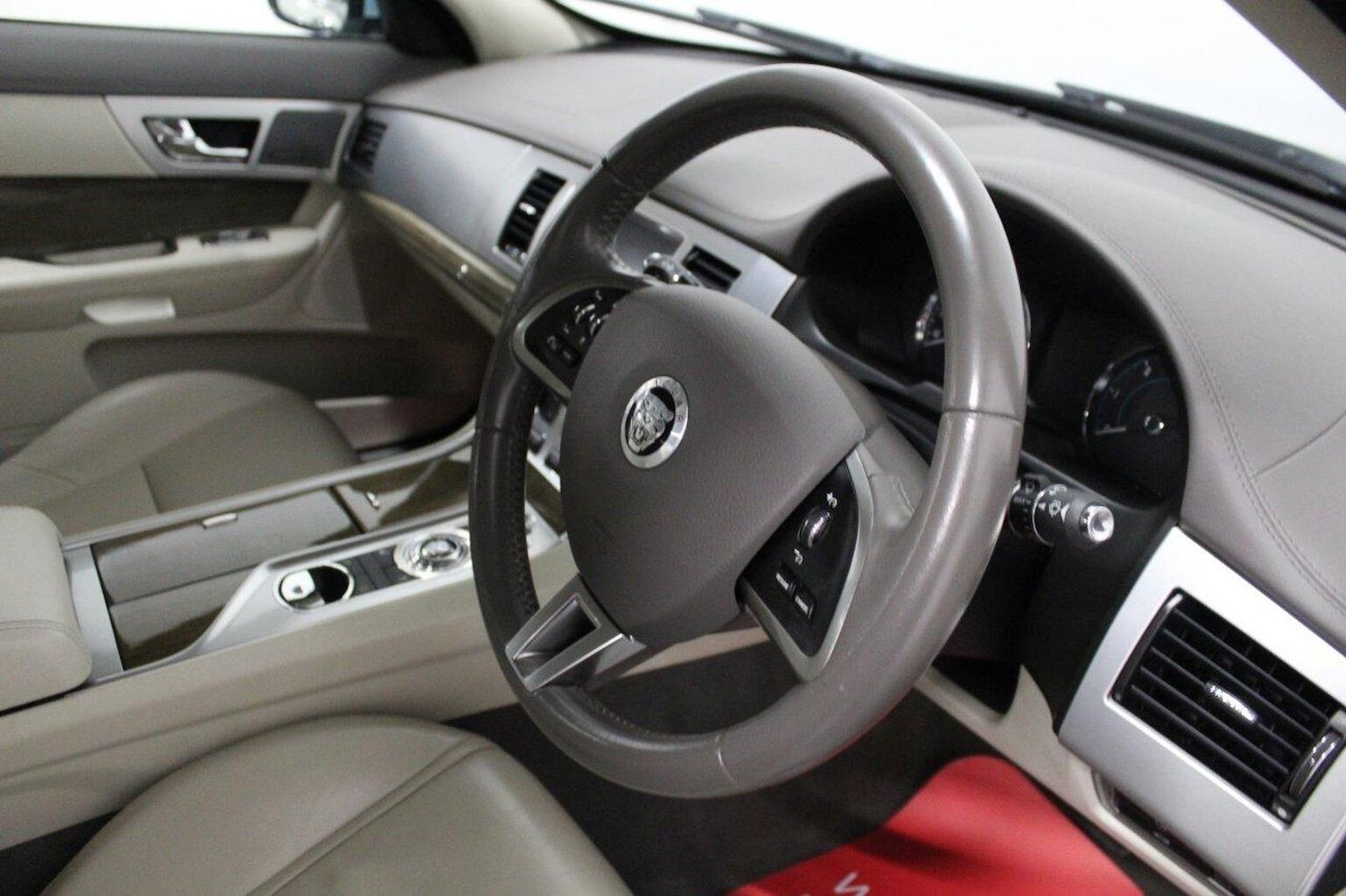 Used Jaguar XF 2013 for sale - 76521054: Photo 43