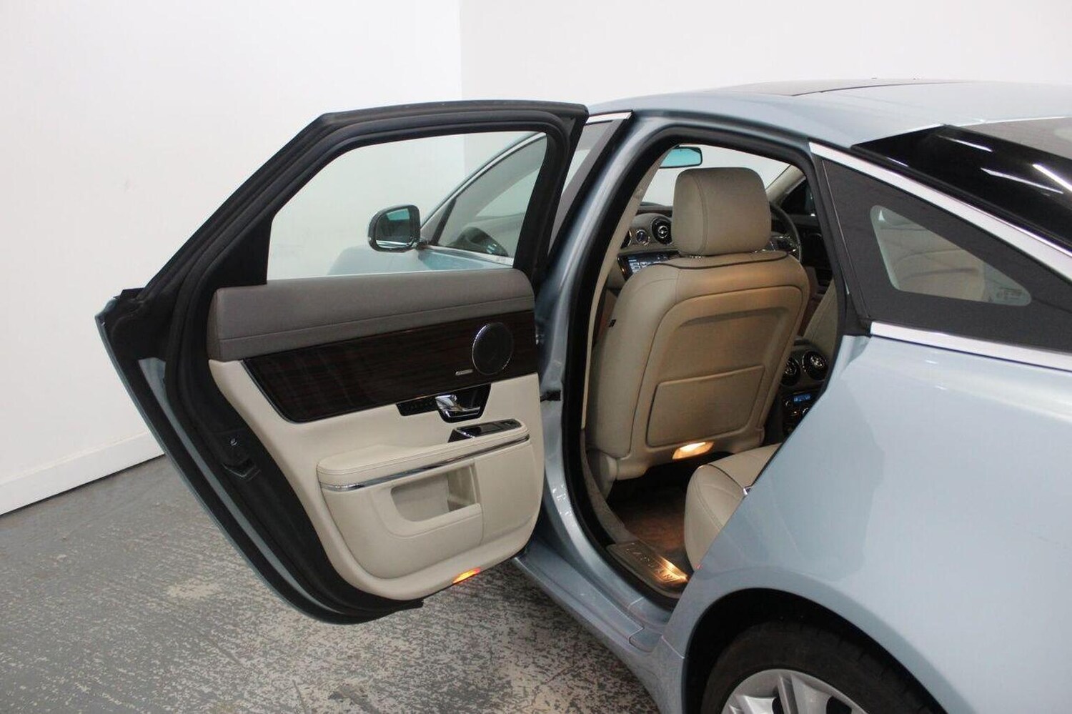 Used Jaguar XJ 2011 for sale - 77464590: Photo 28