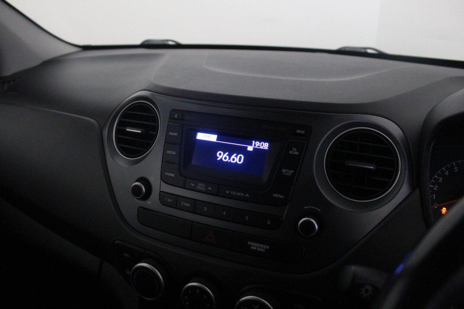 Used Hyundai i10 2019 for sale - 76793698: Photo 31