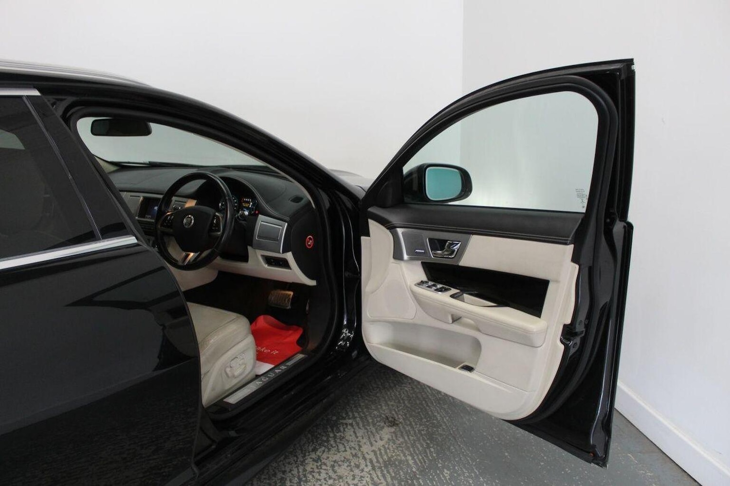 Used Jaguar XF 2013 for sale - 78084377: Photo 26