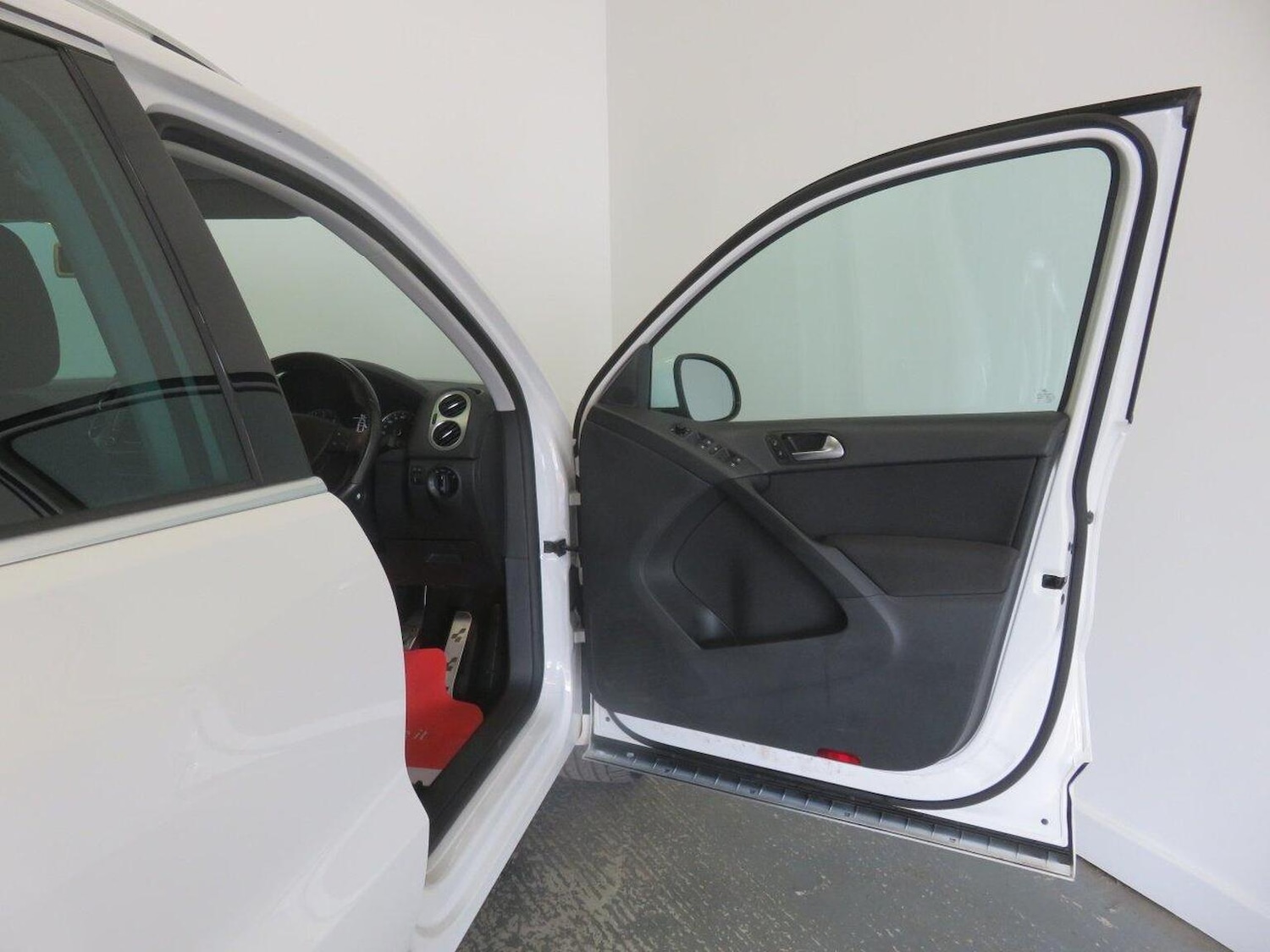 Used Volkswagen Tiguan 2010 for sale - 77937810: Photo 26