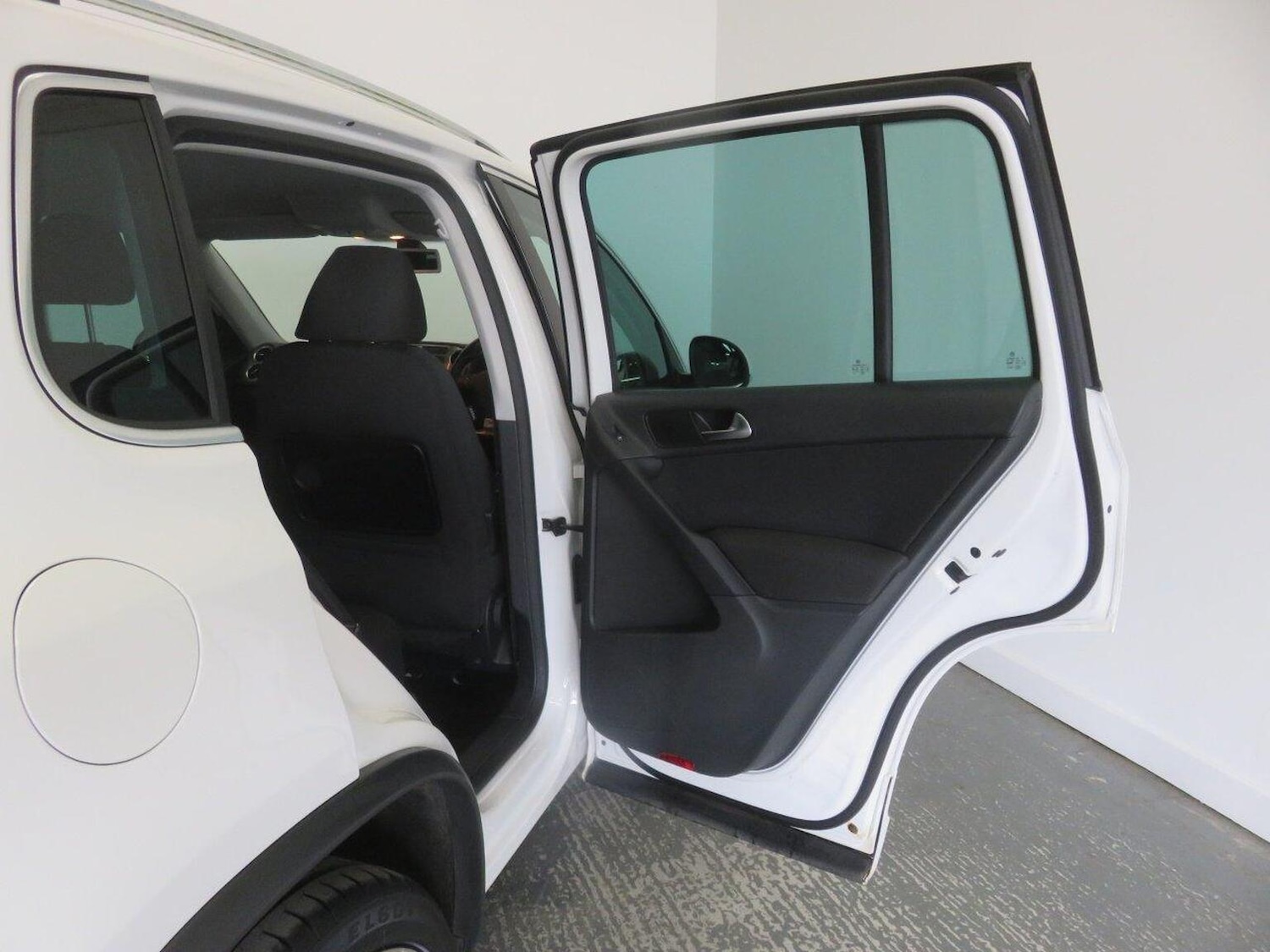 Used Volkswagen Tiguan 2010 for sale - 77937810: Photo 27