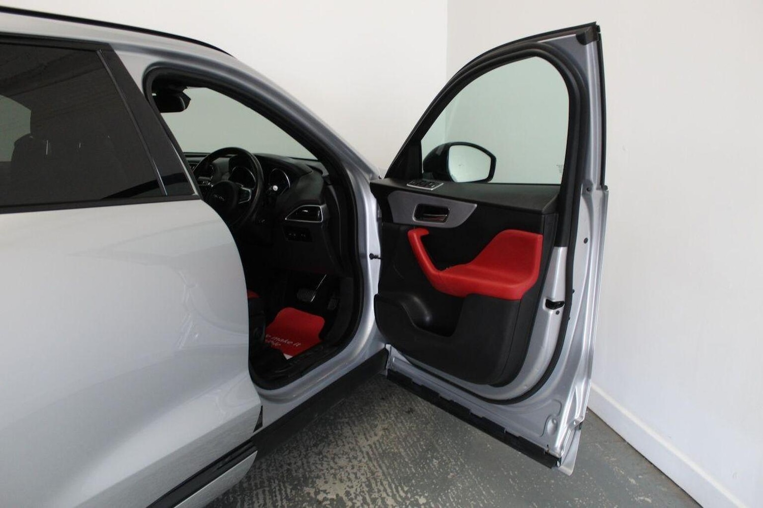 Used Jaguar F-Pace 2016 for sale - 76793685: Photo 26