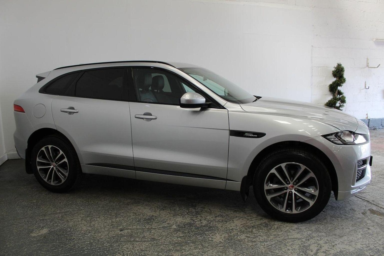 Used Jaguar F-Pace 2016 for sale - 76793685: Photo 4