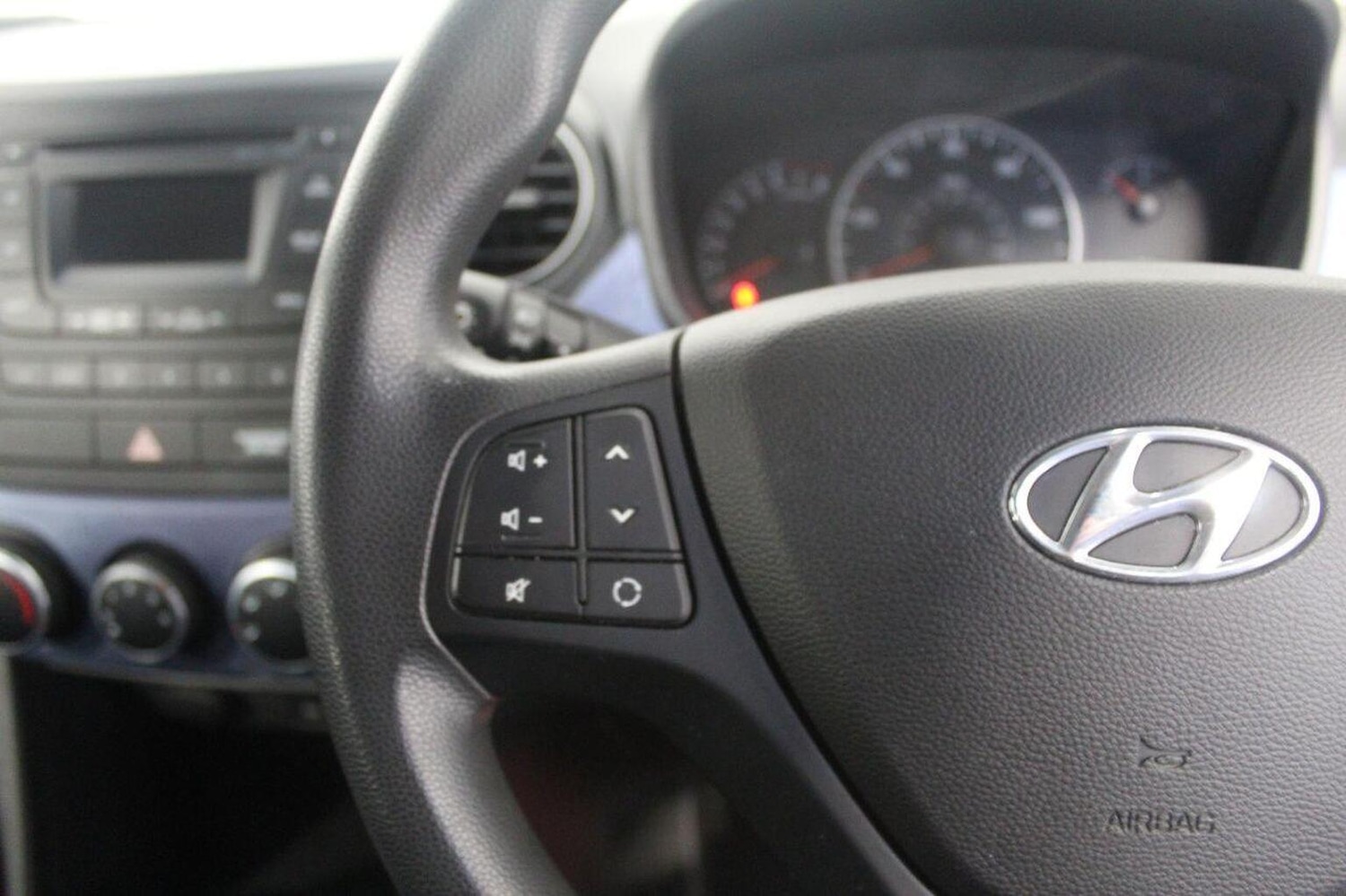 Used Hyundai i10 2015 for sale - 76758869: Photo 41