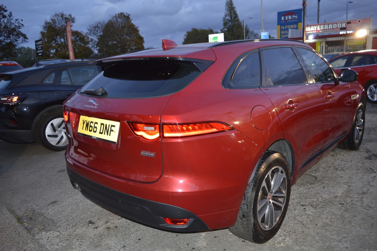 Used Jaguar F-Pace 2017 for sale - 76436440: Photo 2