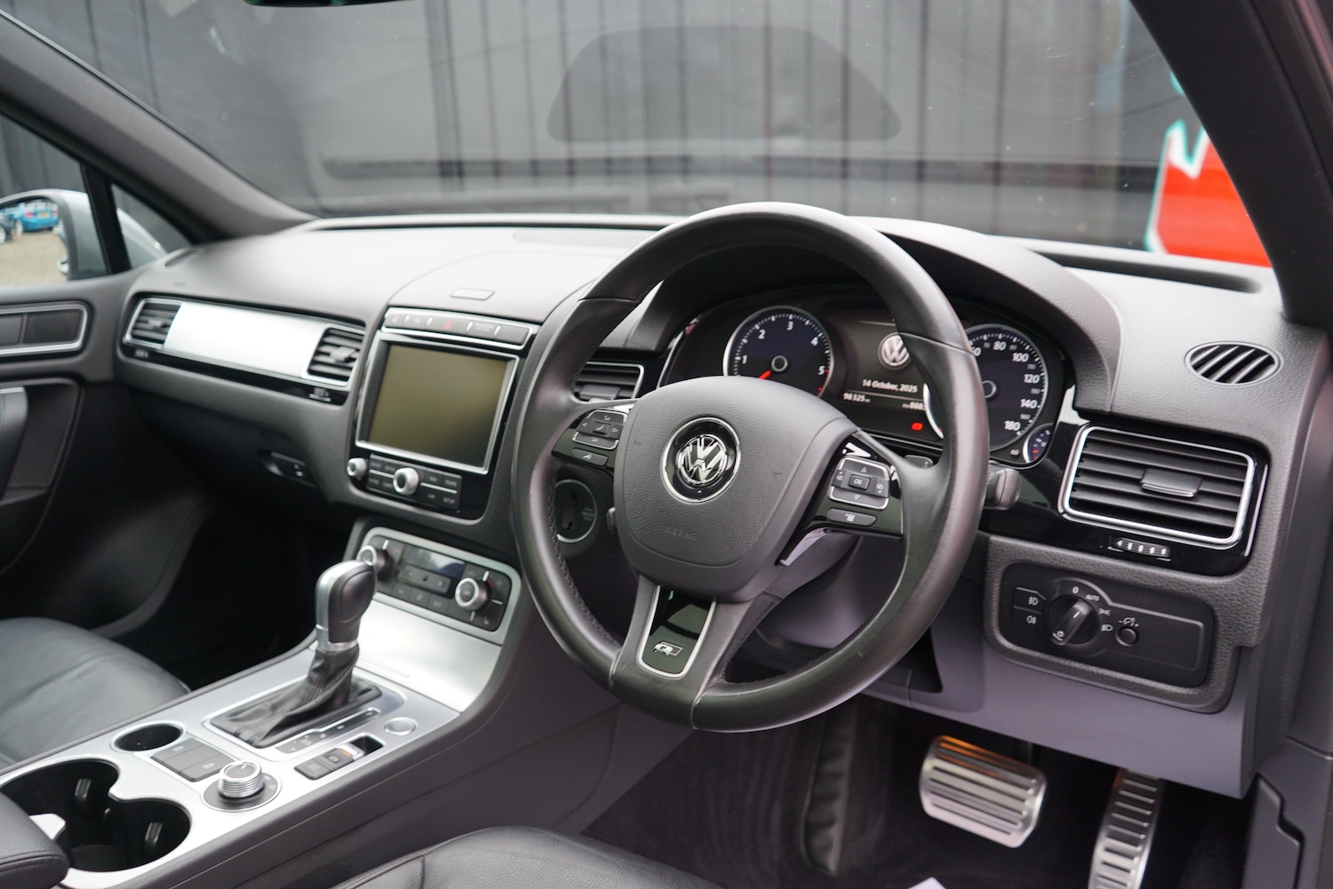 Used Volkswagen Touareg 2017 for sale - 76236907: Photo 38