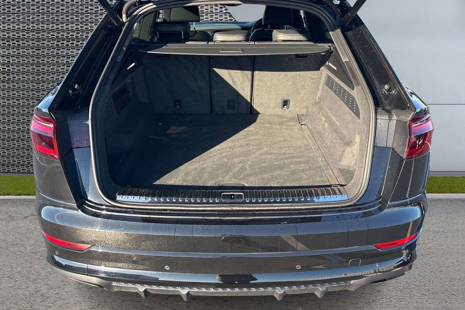 Used Audi Q8 2025 for sale - 76842851: Photo 13