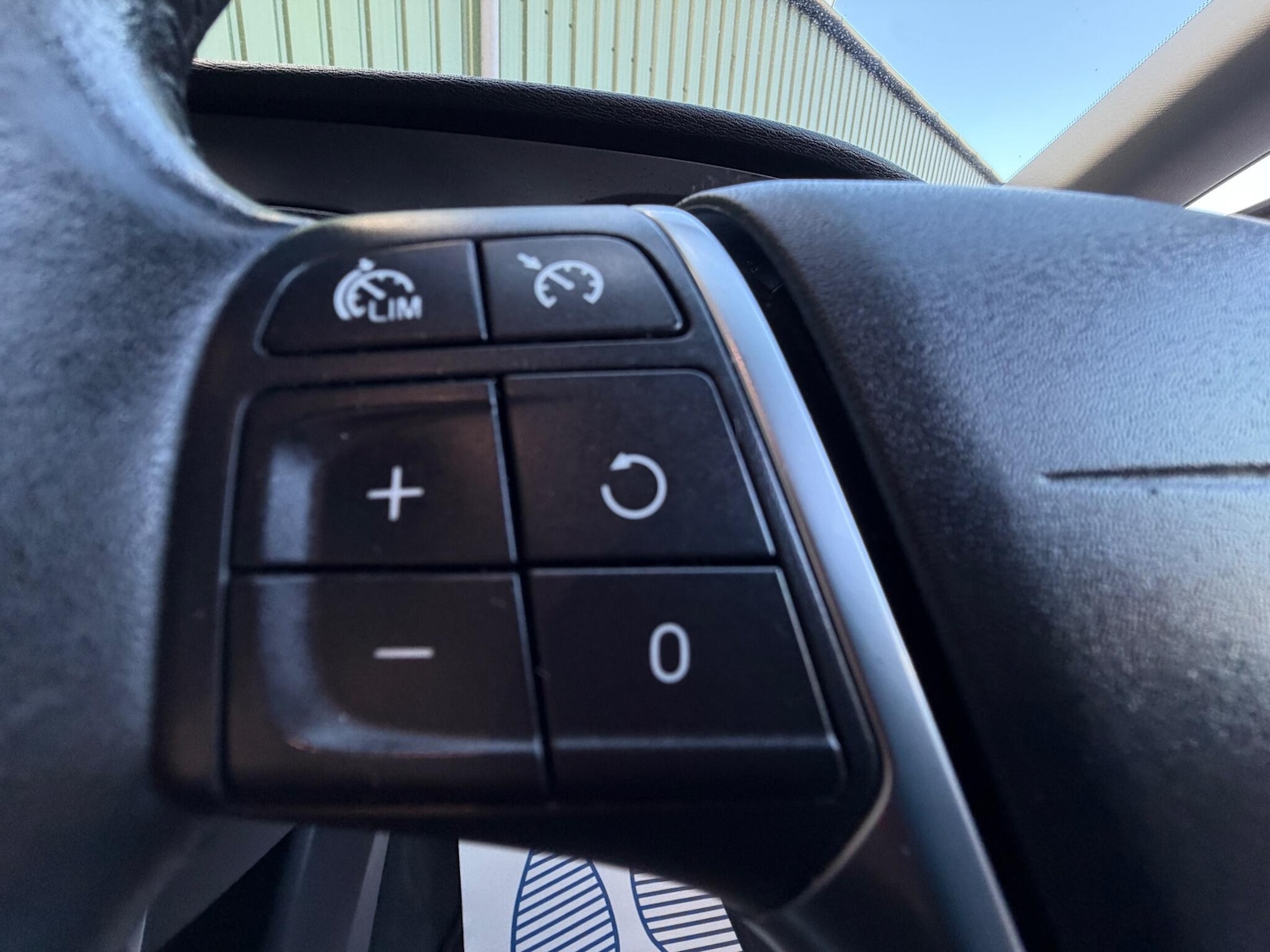 Used Volvo V40 2016 for sale - 76899124: Photo 24