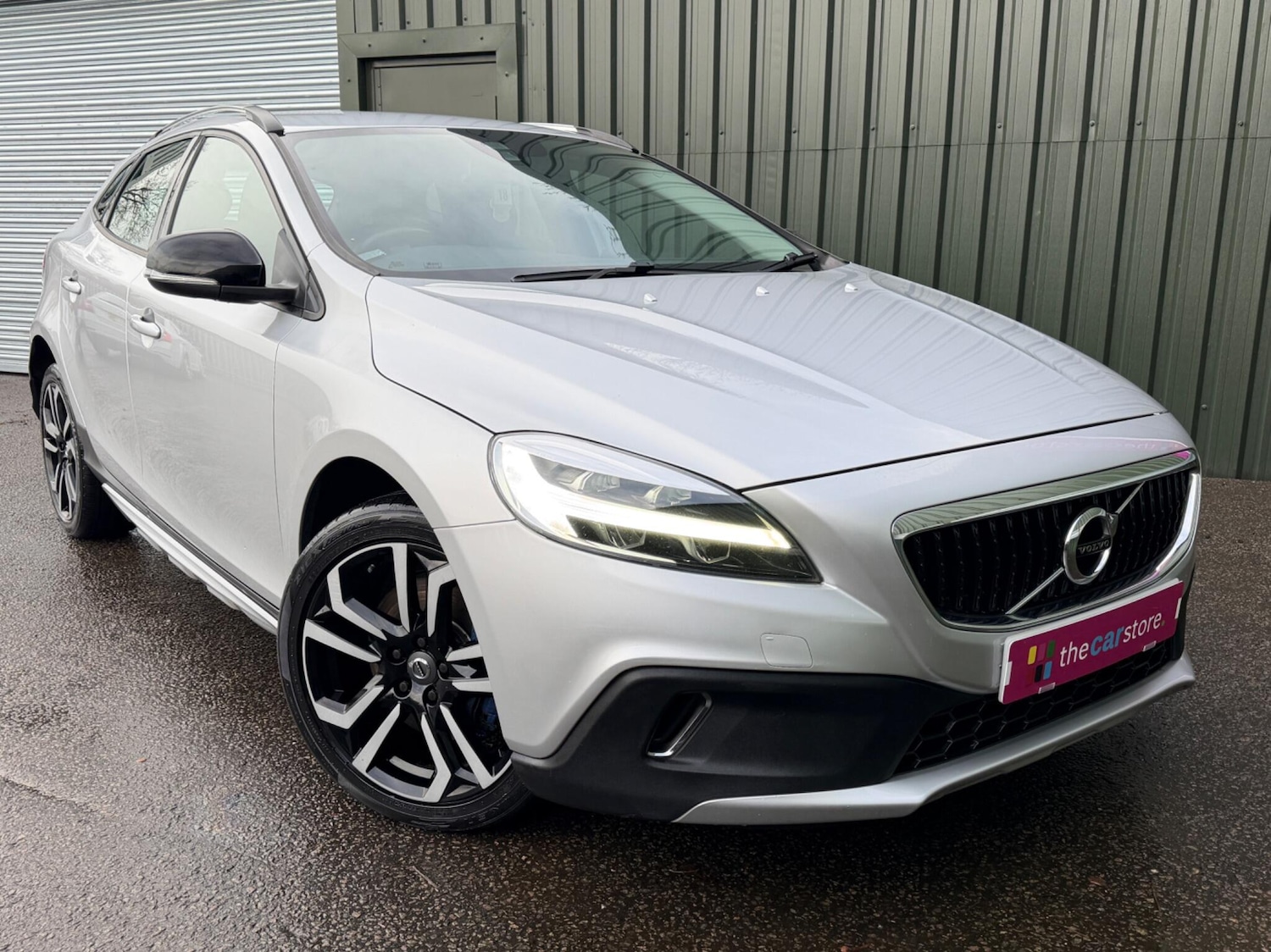 Used Volvo V40 2017 for sale - 77345227: Photo 2