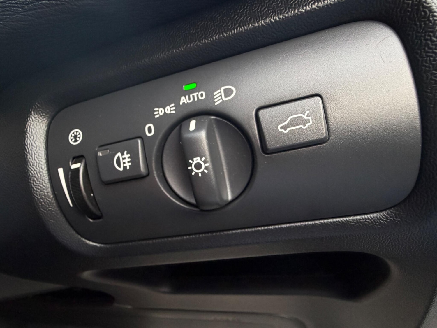 Used Volvo V40 2017 for sale - 77345227: Photo 24