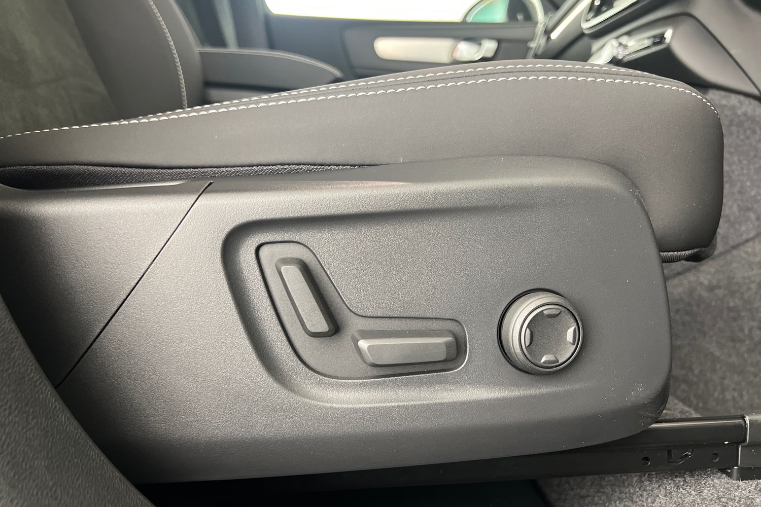 Used Volvo XC40 2025 for sale - 76614937: Photo 32