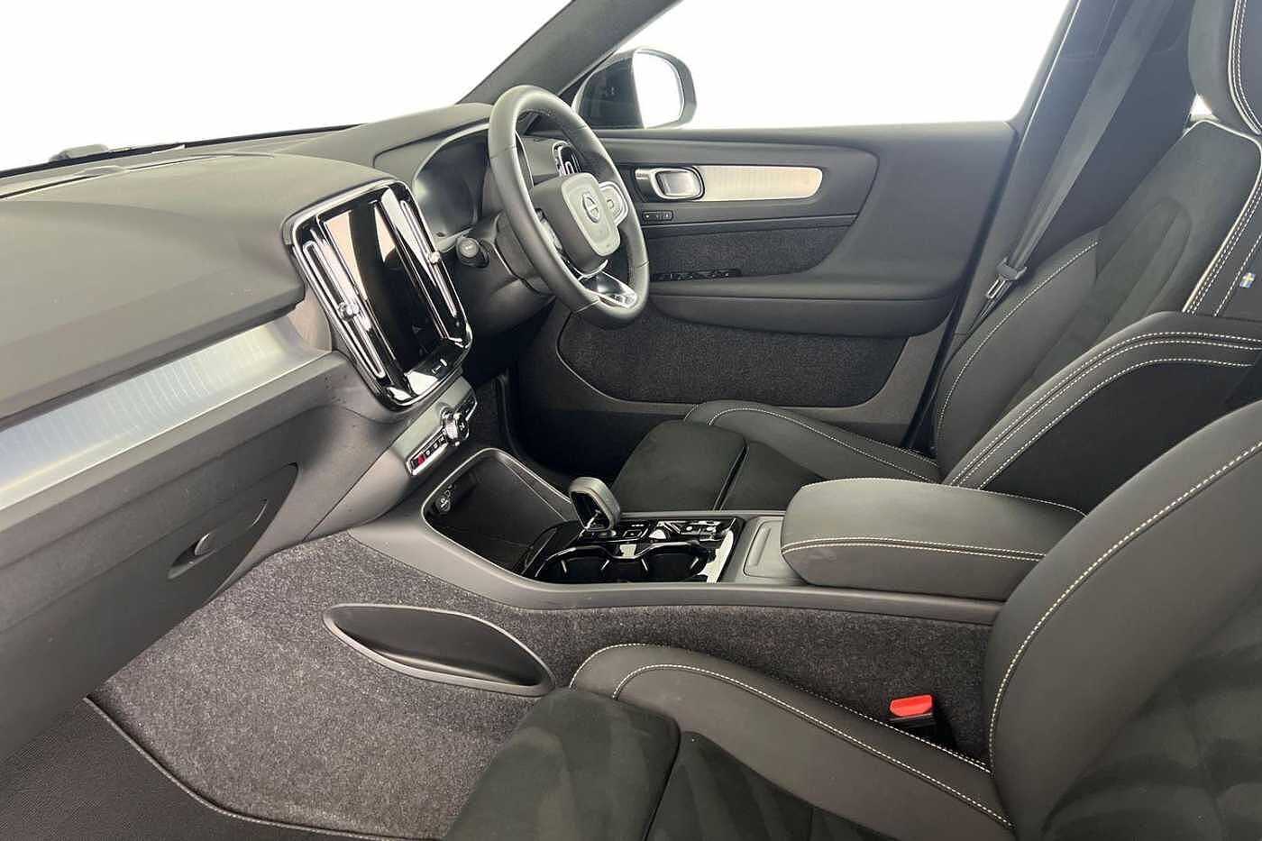 Used Volvo XC40 2025 for sale - 76780299: Photo 2