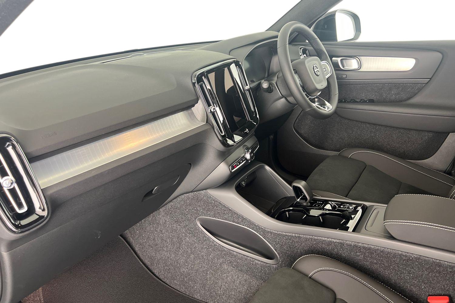 Used Volvo XC40 2025 for sale - 76614941: Photo 2