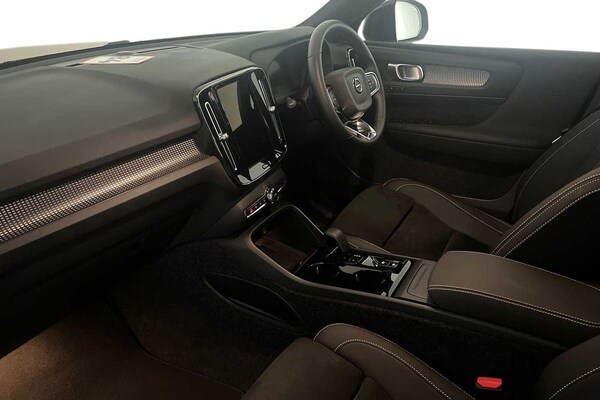 Used Volvo XC40 2025 for sale - 75829164: Photo 2
