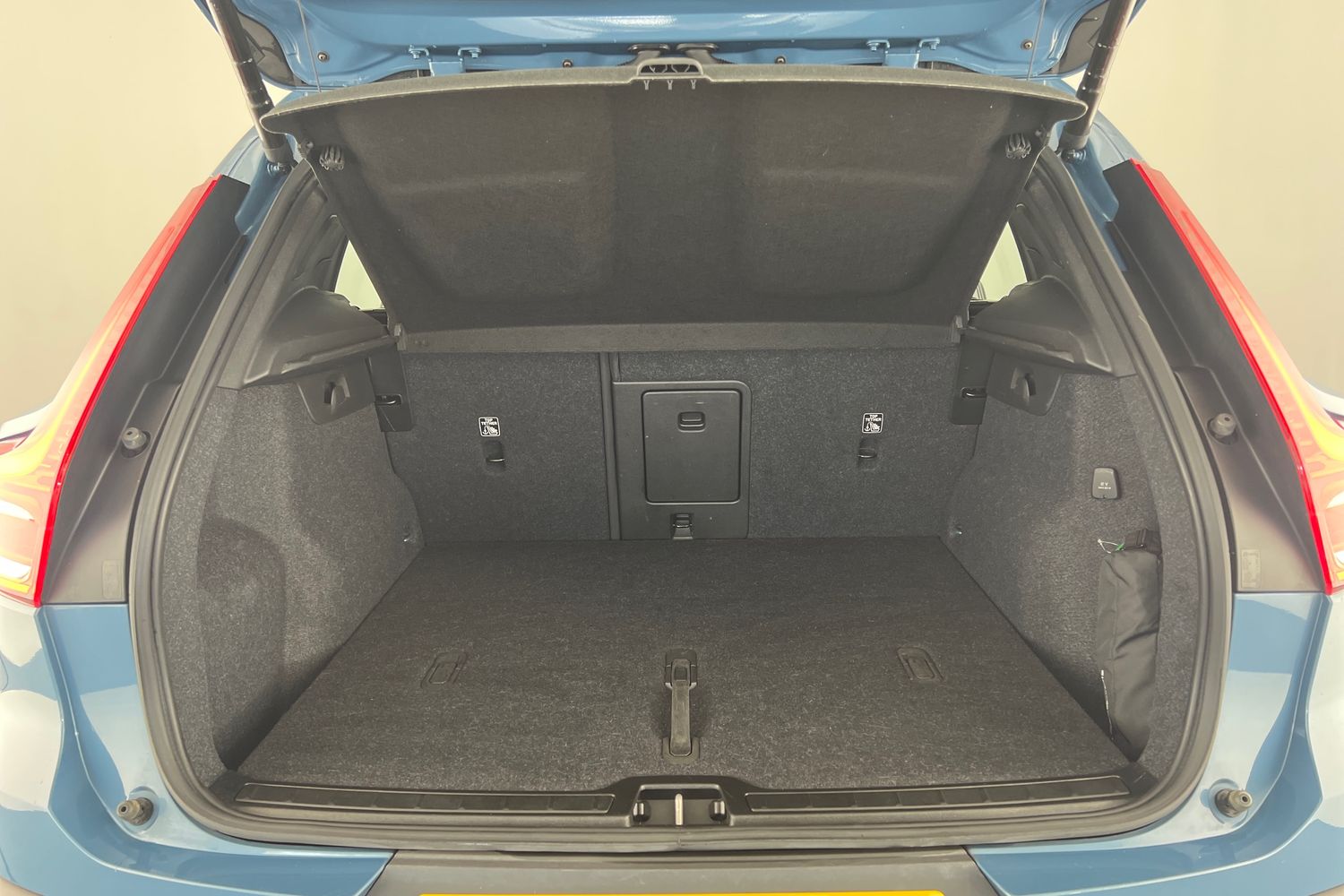 Used Volvo XC40 2023 for sale - 76146235: Photo 8