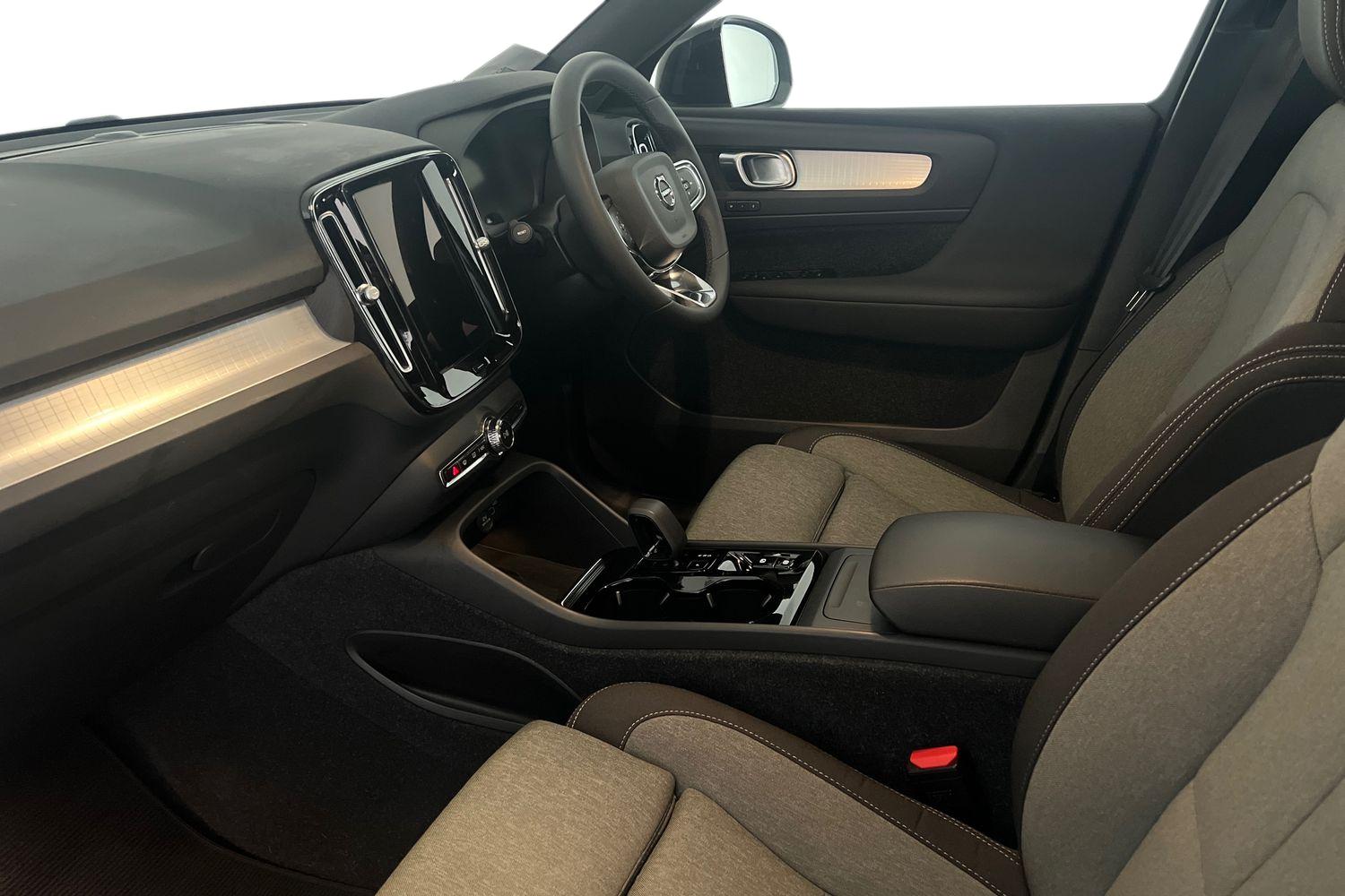 Used Volvo XC40 2023 for sale - 76130465: Photo 2