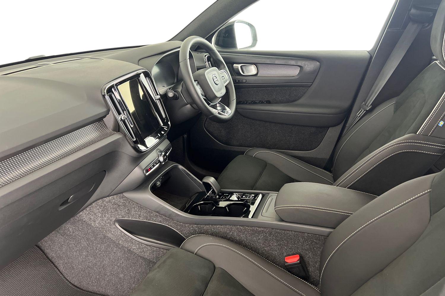 Used Volvo XC40 2025 for sale - 76652347: Photo 2